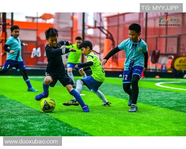 冈山绿雏与赞岐的激烈对决展现足球魅力与团队精神